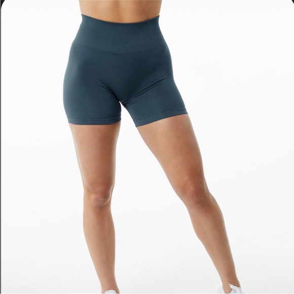 Alphalete Amplify Biker Shorts NEW - Picture 2 of 10